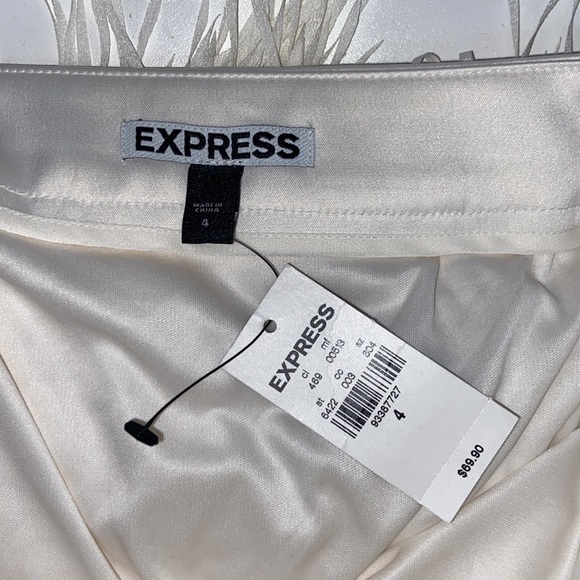 Express l NWT Chiffon Fringe Mini Skirt In Soft Ivory Size 4 - Picture 8 of 10